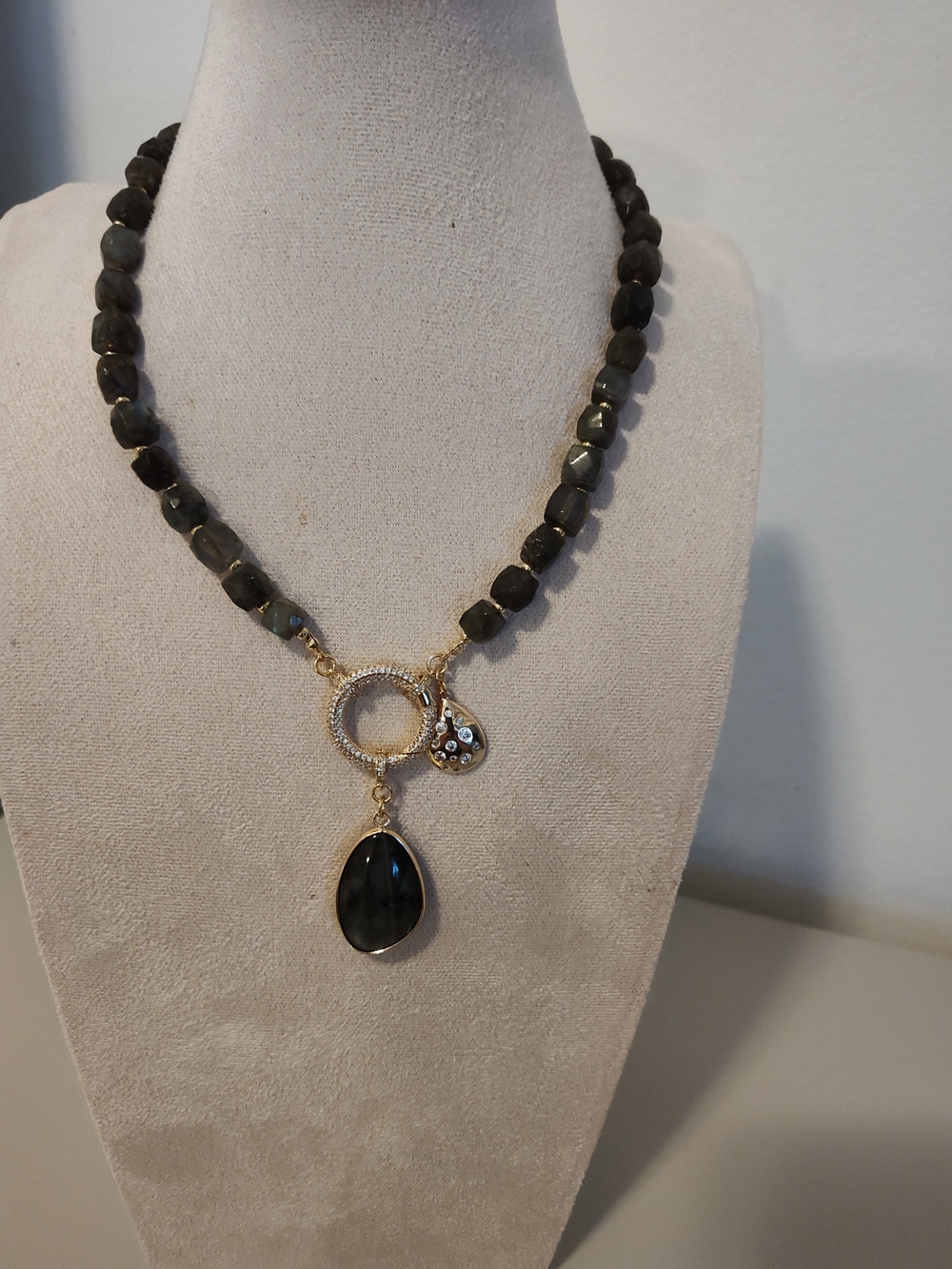 Elegant Gold Pendant Necklace with Dark Green Beads and Teardrop Stone